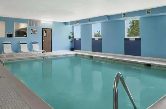 Days & By Wyndham Romeoville
